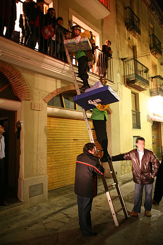 S'accedeix als balcons mitjançant unes llargues escales