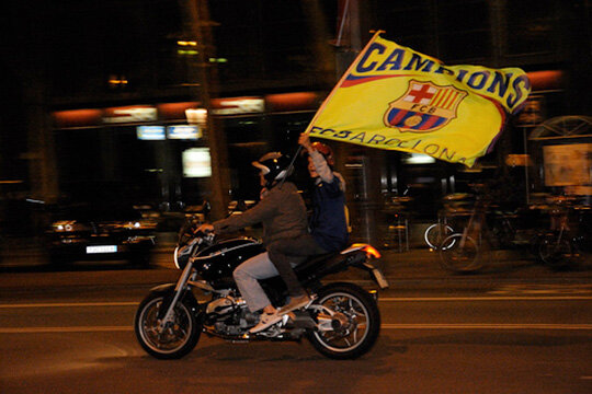 Enarborant una bandera desde la moto