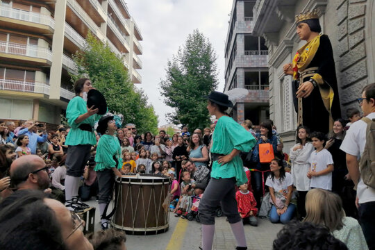 El primer truc davant l'ajuntament