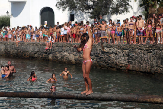 Cucanya de pal estès a Cadaqués