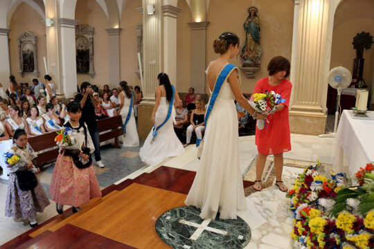 Ofrena de flors dins l'església