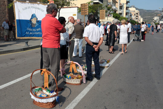 Cada entitat duu la seva ofrena de fruits i flors