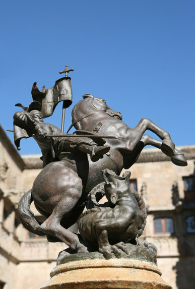 Escultura de Frederic Galcerà al Pati dels Tarongers