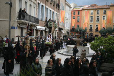 La processó al pas per una plaça