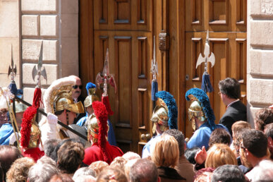 El Capità Manaies truca a la porta de l'església
